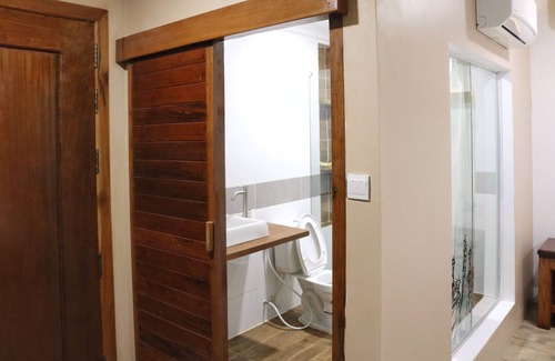 Kampot Hotel | Cozy Neakru Guesthouse with Restaurant & Breakfast Options