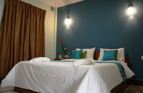 Kampot Hotel | Cozy Neakru Guesthouse with Restaurant & Breakfast Options
