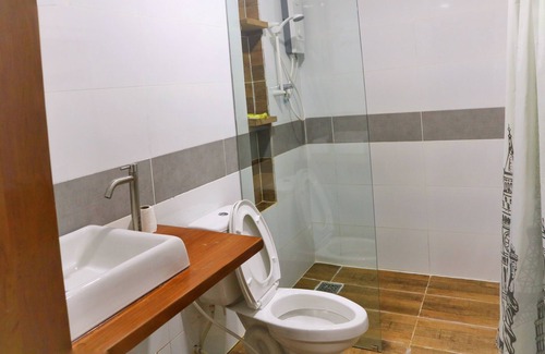 Kampot Hotel | Cozy Neakru Guesthouse with Restaurant & Breakfast Options