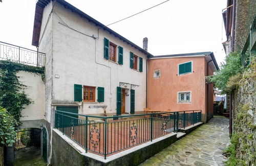 Carro House | Scenic Hillside House with Balcony and Family-Friendly Amenities