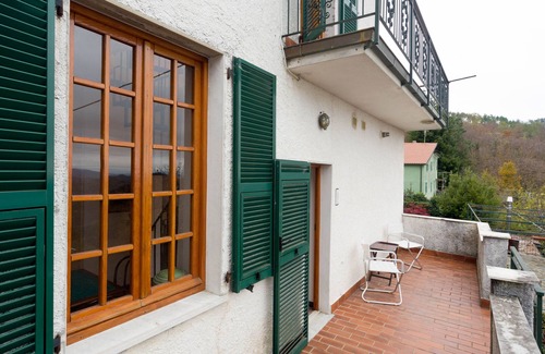 Carro House | Scenic Hillside House with Balcony and Family-Friendly Amenities