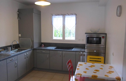 Entraigues-sur-la-Sorgue House | Near AVIGNON, air-conditioned house, pool, 4 bedrooms.