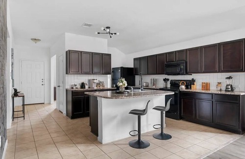 Austin House | Near Airport and Tesla, King Bed, Workspaces, Fenced Yard, Fast Wi-Fi