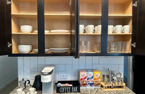 Austin House | Near Airport and Tesla, King Bed, Workspaces, Fenced Yard, Fast Wi-Fi
