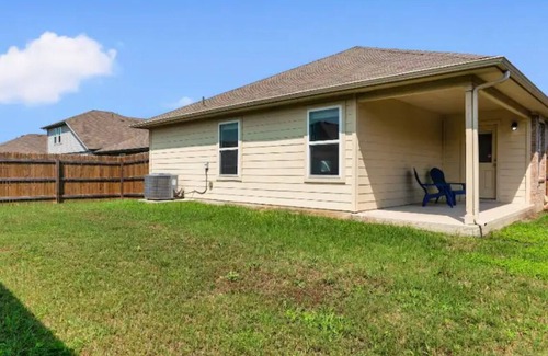 Austin House | Near Airport and Tesla, King Bed, Workspaces, Fenced Yard, Fast Wi-Fi