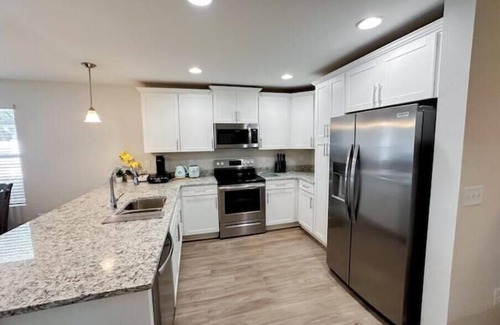 Northside House | Ideal Stay Near Airport & Beach with Pool and Ocean View