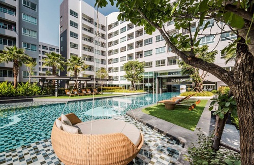 Bang Chak Condo | Relaxing Retreat Near BTS with Huge Pool & Spa Access