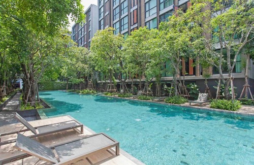 Khlong Toei Apartment | Convenient Hotel with Pool, Sauna & 24h Check-in