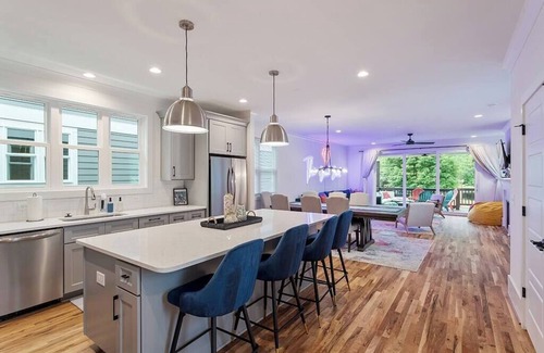 Southwest Raleigh House | Experience The Grand Jewel Near PNC and Carter Finley