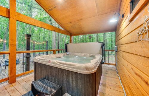 Broken Bow House | Near Choctaw Casino Broken Bow Cabin with Hot Tub!