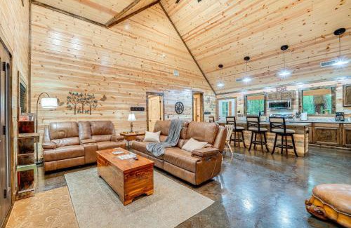 Broken Bow House | Near Choctaw Casino Broken Bow Cabin with Hot Tub!