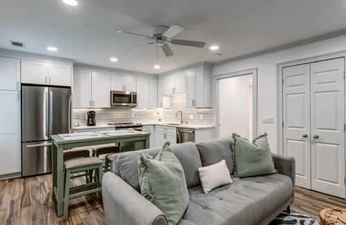 Hitch Village - Fred Wessels Homes Apartment | Enjoy a Great Stay Near Crawford Historic Square with Pool