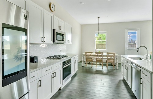 Irving House | Prime Location: Exec Home with Office, Balcony & Pool