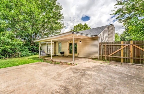 Ellendale House | Pet-Friendly Hickory Hill Home Near Dining & MEM