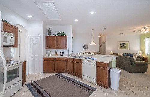 Crescent Lakes House | Experience the Magic: Lakeside Villa with Spa & Pool