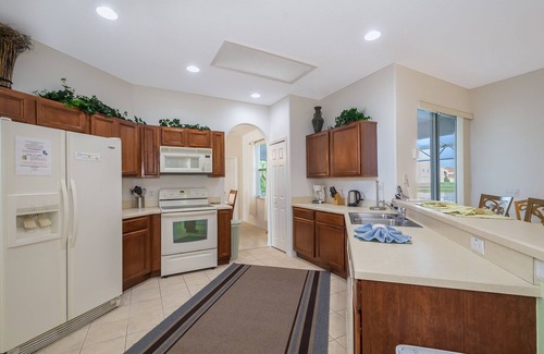 Crescent Lakes House | Experience the Magic: Lakeside Villa with Spa & Pool