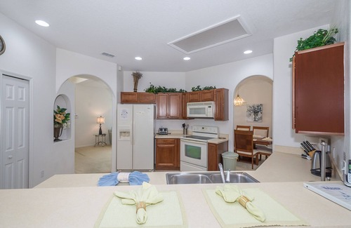 Crescent Lakes House | Experience the Magic: Lakeside Villa with Spa & Pool