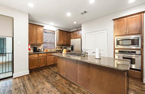 East Downtown Houston House | Near Downtown Midtown Pets Wifi Tvs Games