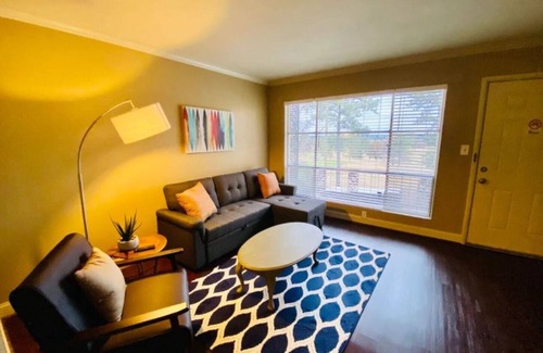 Forest Park House | Convenient Downtown Course-View Flat with Breakfast Included