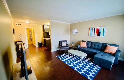 Forest Park House | Convenient Downtown Course-View Flat with Breakfast Included
