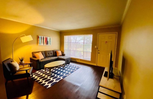 Forest Park House | Convenient Downtown Course-View Flat with Breakfast Included