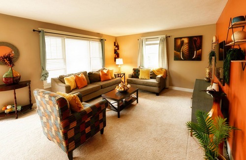 Kalamazoo House | NEAR DOWNTOWN & WMU large beautiful home, backyard