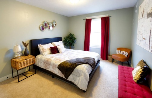 Kalamazoo House | NEAR DOWNTOWN & WMU large beautiful home, backyard