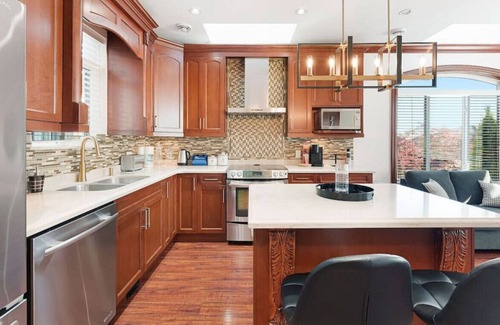 Fraserview House | Near DT Vancouver |King Bed | Casa Bella