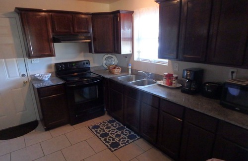 Chalmette House | Cozy 2 Bedroom Townhouse Near French Quarter with Kitchen