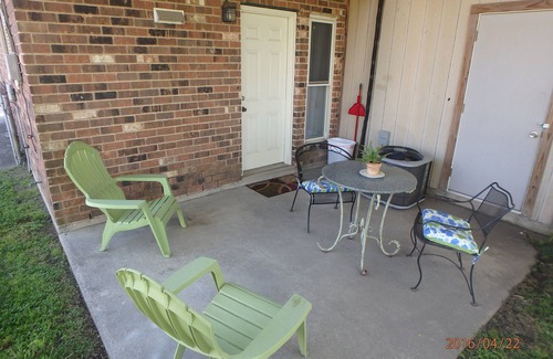 Chalmette House | Cozy 2 Bedroom Townhouse Near French Quarter with Kitchen
