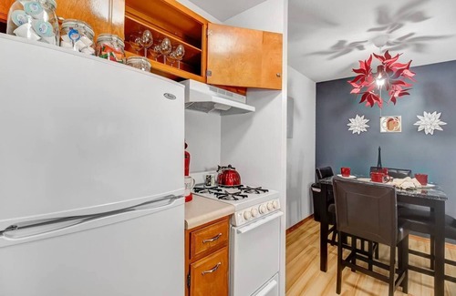 Wauwatosa Apartment | Comfort Near Froedtert: King Bed, Fast WiFi & Spa Access