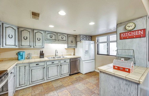 Florence House | Near Golfing & Green Spaces: Florence Family Home!