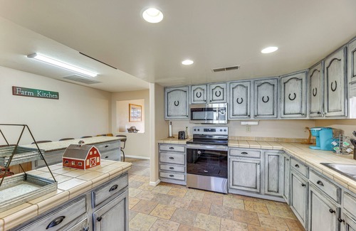 Florence House | Near Golfing & Green Spaces: Florence Family Home!