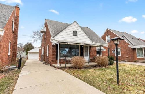 Dearborn House | Near Greenfield Village-Downtown Dearborn-Oakwood