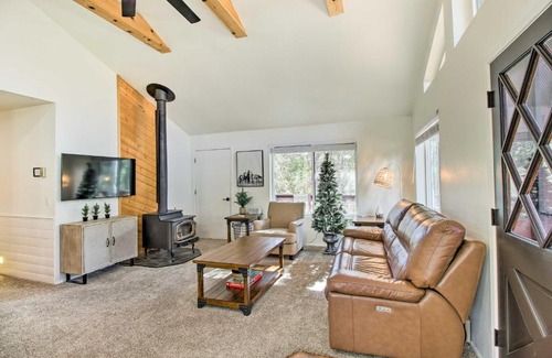Forests Trails House | Top-Rated Heber-Overgaard Cabin with Deck and Fire Pit