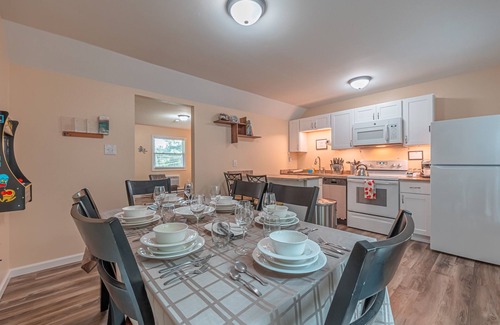 Saylorsburg House | Near Hiking & Water Parks!*Dogs OK*Wi-Fi*Fireplace