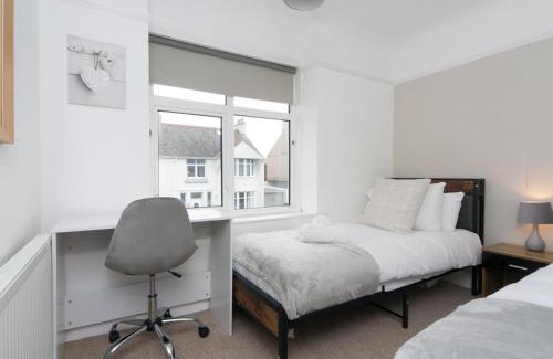 Holyhead House | Near Holyhead Port & Newry Beach - 2 Pen Y Bryn Road, Holyhead