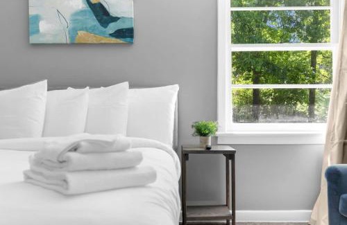 New Castle House | Convenient Stay Near Hospital & Dining - Beds on Broadmoor