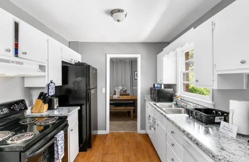 New Castle House | Convenient Stay Near Hospital & Dining - Beds on Broadmoor