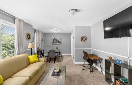 New Castle House | Convenient Stay Near Hospital & Dining - Beds on Broadmoor