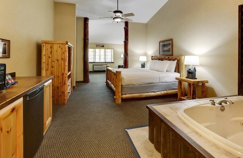 Johnston Hotel | Relaxing King Suite with Whirlpool at Stoney Creek Des Moines