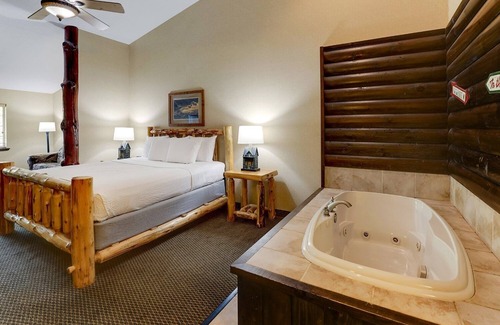 Johnston Hotel | Relaxing King Suite with Whirlpool at Stoney Creek Des Moines