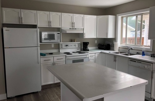 Hinton House | Perfect for Groups: Near Jasper Park Gates, Pet Friendly Stay