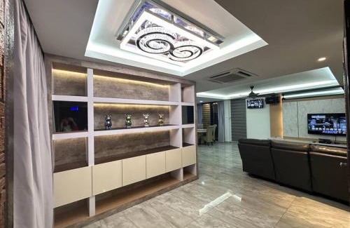 Central District Villa | Convenient Stay Near KSL Bungalow with BBQ and Karaoke