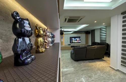 Central District Villa | Convenient Stay Near KSL Bungalow with BBQ and Karaoke