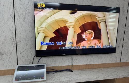 Central District Villa | Convenient Stay Near KSL Bungalow with BBQ and Karaoke