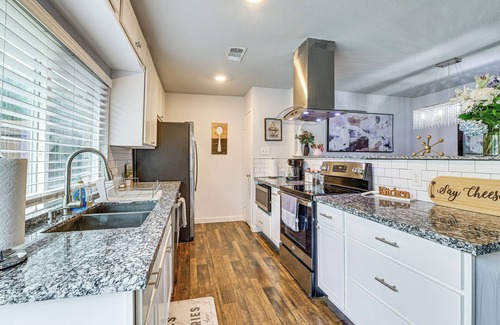 The Colony House | Near Lewisville Lake: Home in The Colony w/Yard!