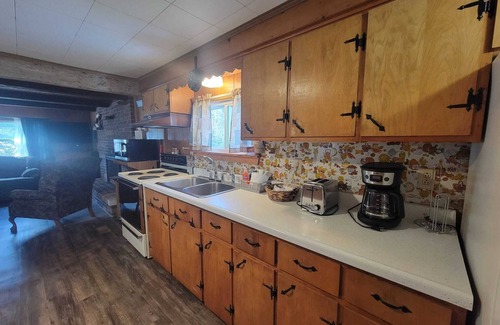 Christmas House | Ideal Getaway Near Munising & Pictured Rocks with Breakfast