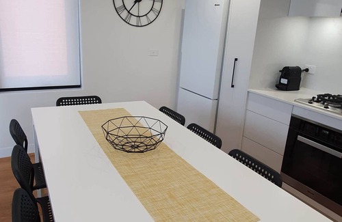 West Melbourne House | Ideal Family Retreat: 3 Bedroom Residence with Kitchen