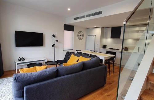 West Melbourne House | Ideal Family Retreat: 3 Bedroom Residence with Kitchen